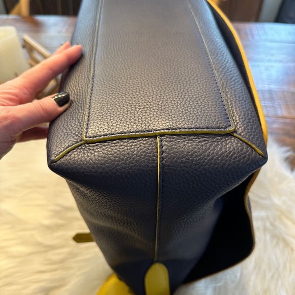 💙💛GORGEOUS Leather Burberry Messenger Bag💛💙 - Picture 4 of 10